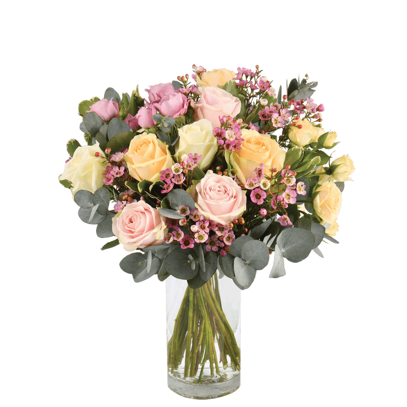 Interflora – Délicatesse : Bouquet féminin de roses et eucalyptus –  Livraison Fleurs - Anniversaire de mariage